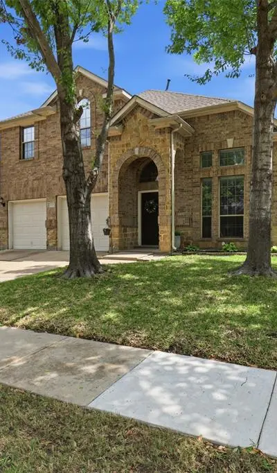 2451 Beachview Drive, Grand Prairie TX 75054 - Photo 2