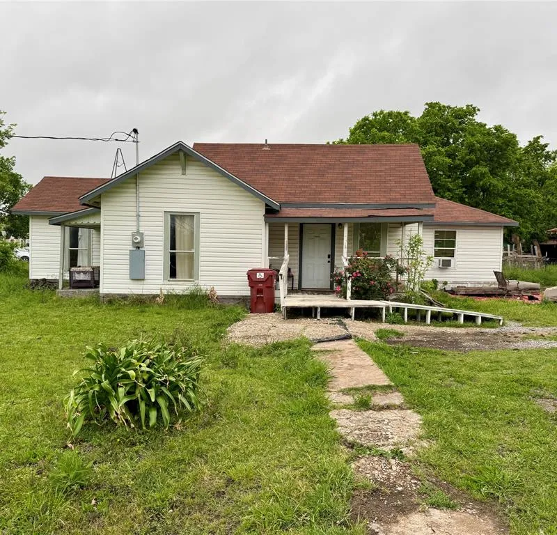 207 S Cedar Street, Leonard TX 75452