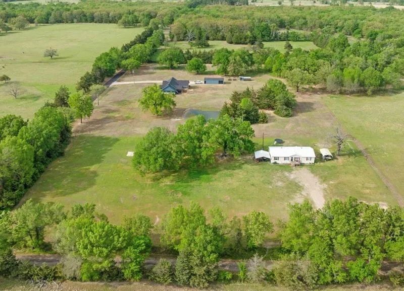 81 County Road 44880, Blossom TX 75416