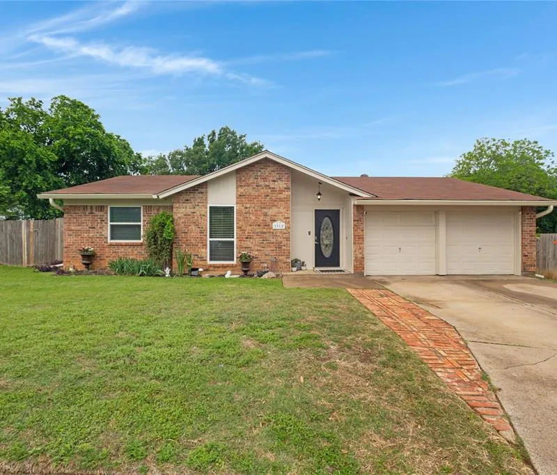 1912 Devonshire Court, Arlington TX 76015