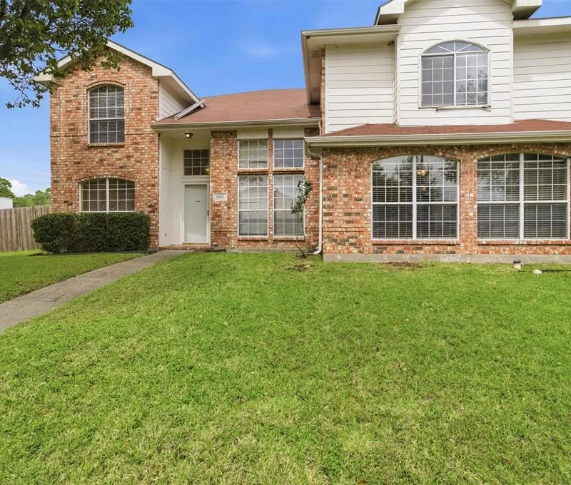 531 Pecan Leaf Drive, Lancaster TX 75146