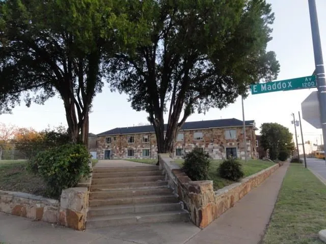 1200 E Maddox Avenue, Fort Worth TX 76104