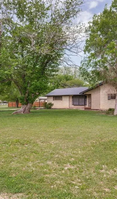 1533 E Springcrest Circle, Lancaster TX 75134 - Photo 2