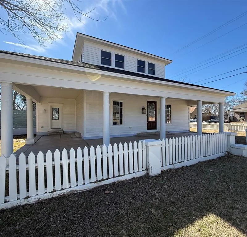 202 Throckmorton Street, Weatherford TX 76086