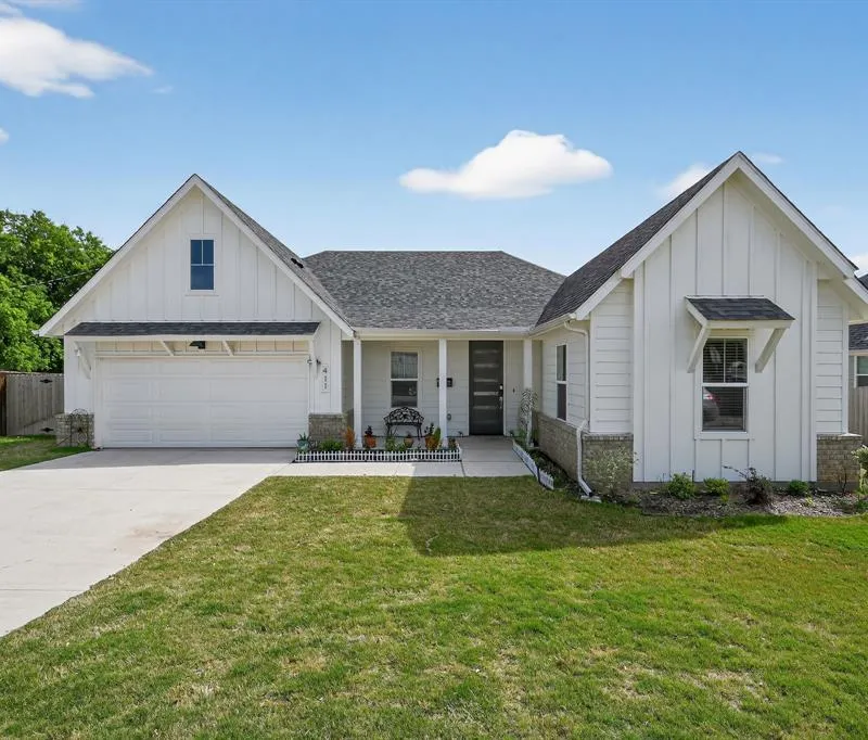 411 W Harwood Road, Euless TX 76039