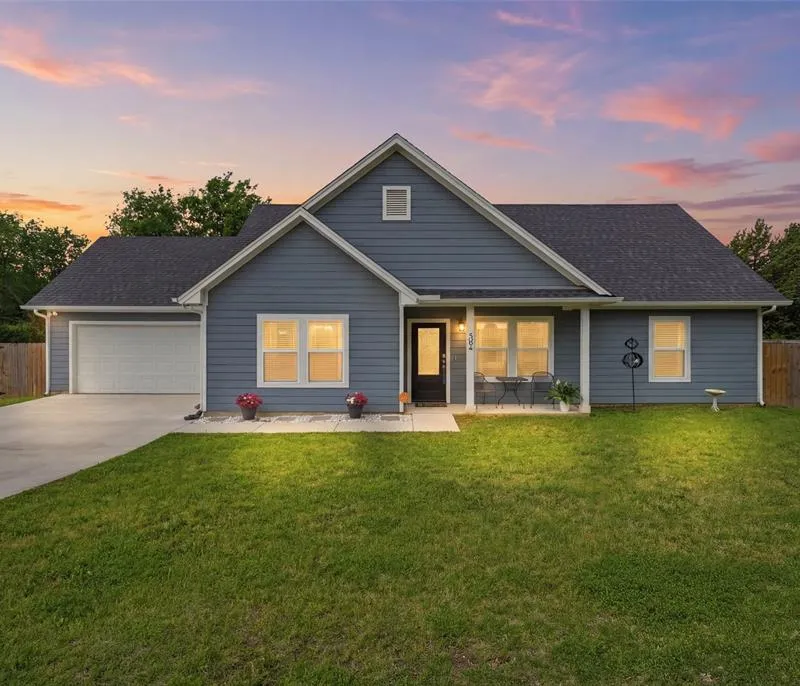 304 W Greenwood Avenue, Bowie TX 76230