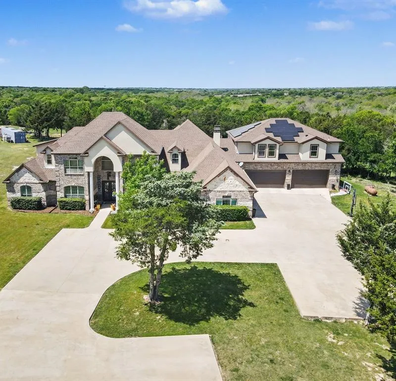 505 S Bluegrove Road, Lancaster TX 75146