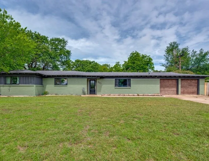 905 Hurstview Drive, Hurst TX 76053