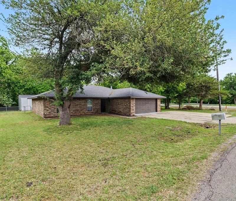 100 Pecan Circle, Trenton TX 75490