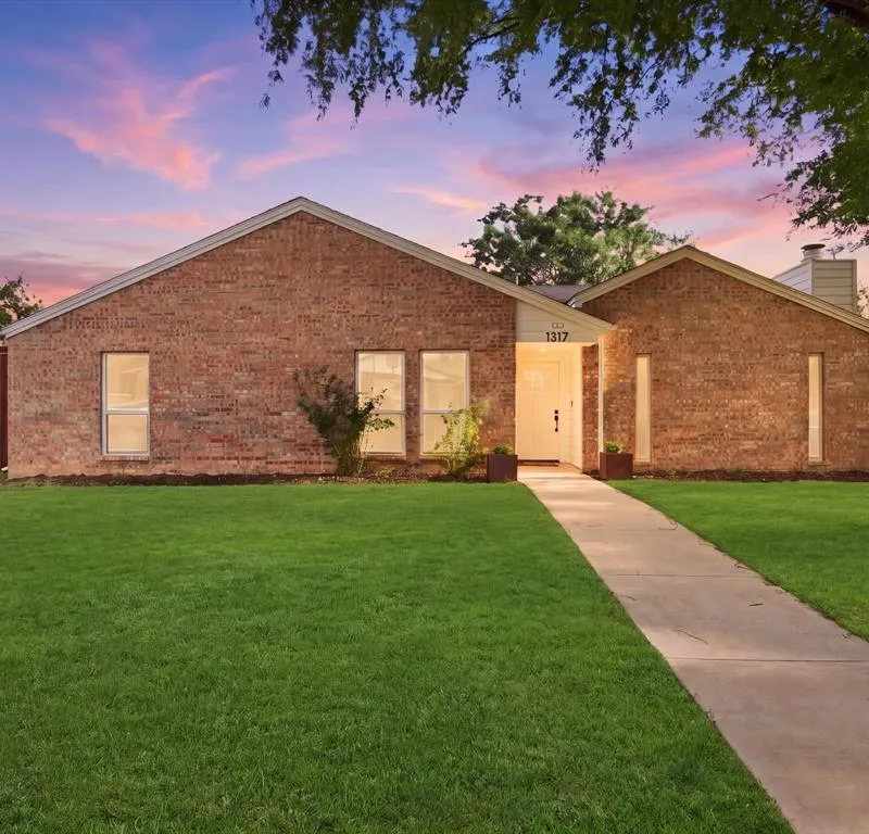 1317 Lark Lane, Lewisville TX 75077