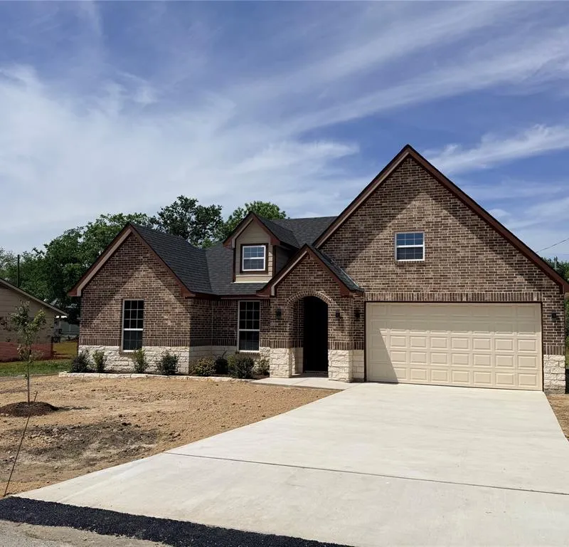 302 E Travis Street, Leonard TX 75452