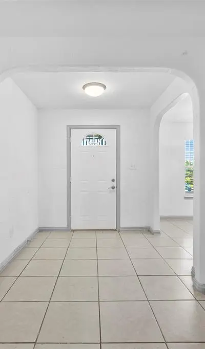 5848 Keeneland Parkway, Dallas TX 75211 - Photo 2