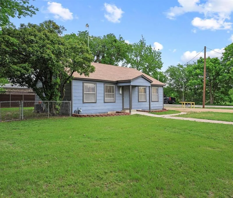 312 E Saunders Street, Trenton TX 75490
