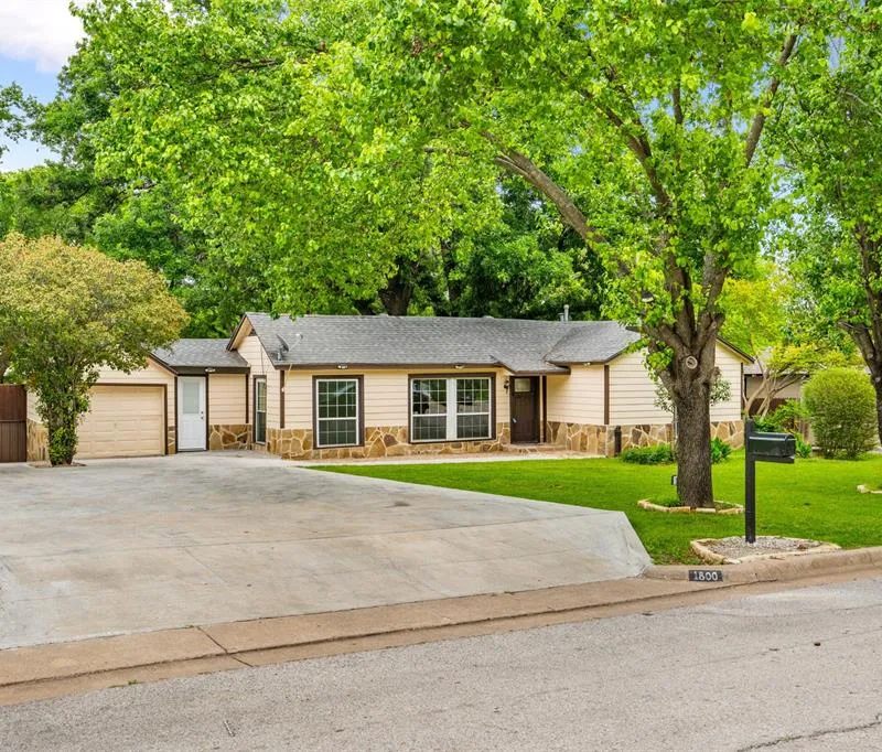 1800 Brook Hollow Drive, Fort Worth TX 76114
