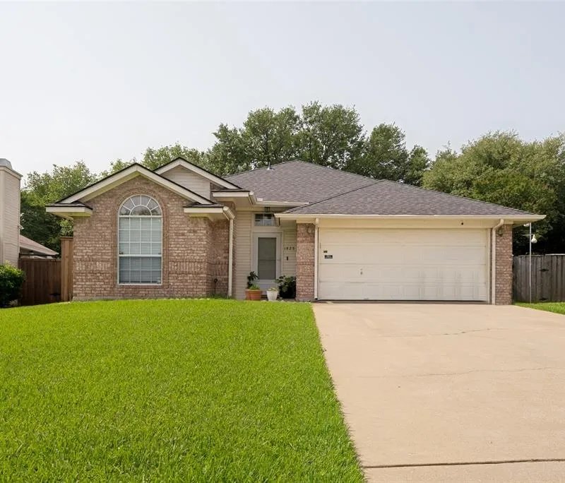 1825 Yorkshire Street, Fort Worth TX 76134