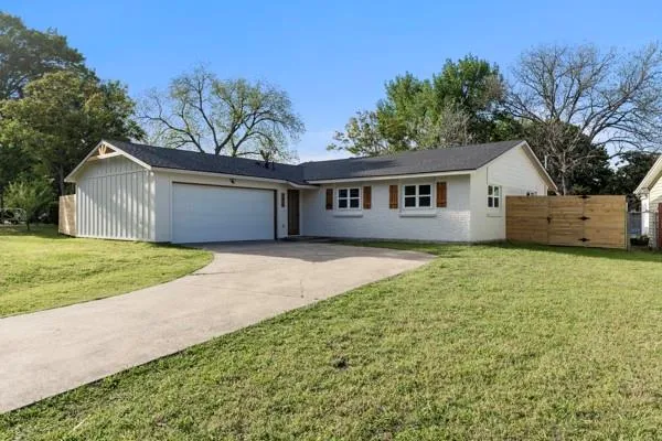 4633 Lynnacre Drive, Dallas TX 75211