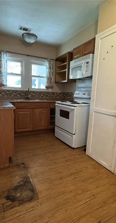 918 N Barnett Avenue, Dallas TX 75211 - Photo 3