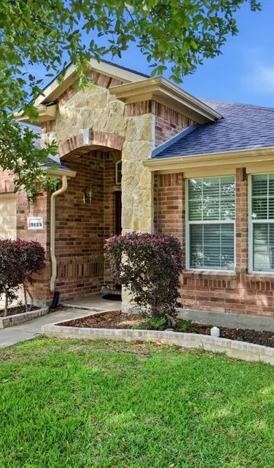 9125 Rainland Court, Arlington TX 76002 - Photo 2