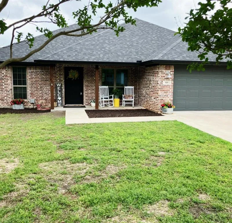101 E Whitewright Road, Savoy TX 75479