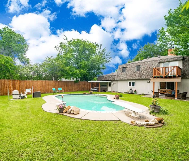 2121 Mountainview Drive, Hurst TX 76054