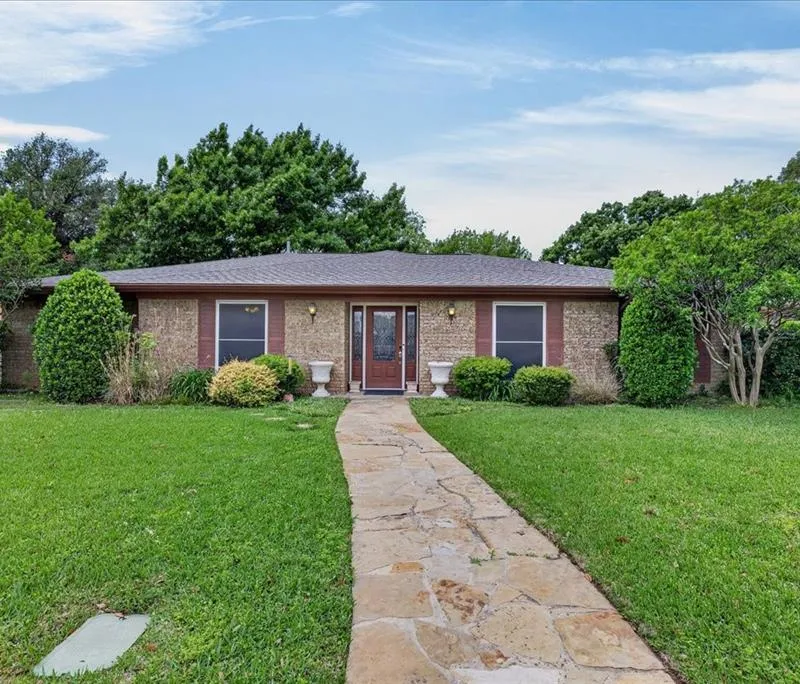 1808 E Cedar Elm Drive, Arlington TX 76012