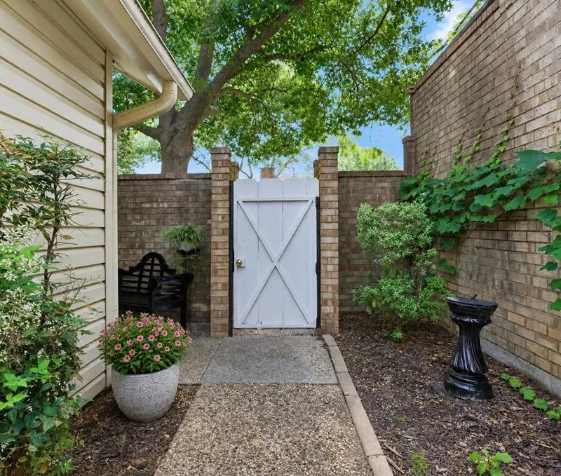 618 Castlewood Lane, Arlington TX 76012
