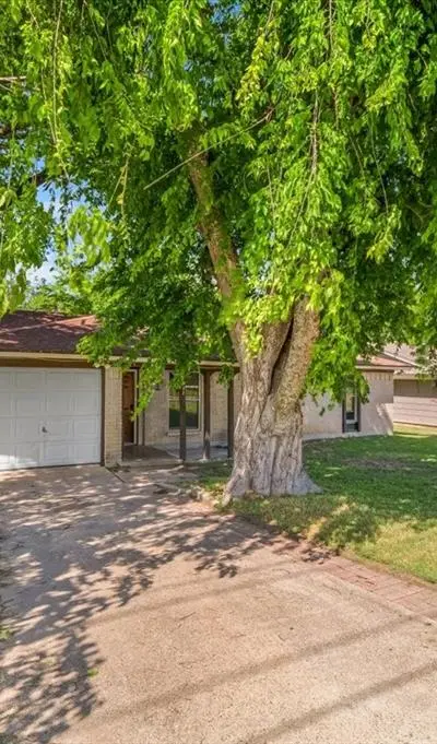 327 E Center Street, Duncanville TX 75116 - Photo 4