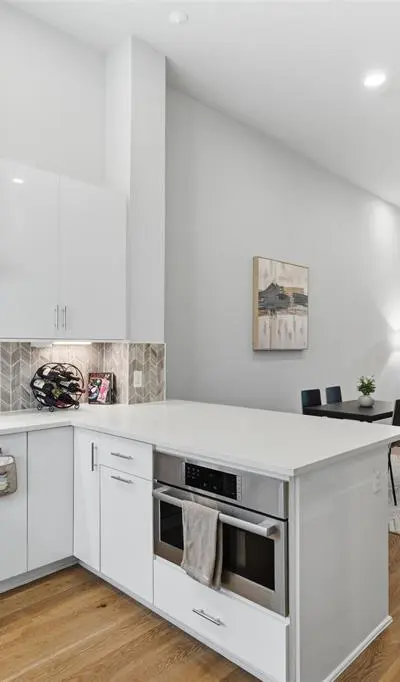 381 E Greenbriar Lane # 1002, Dallas TX 75203