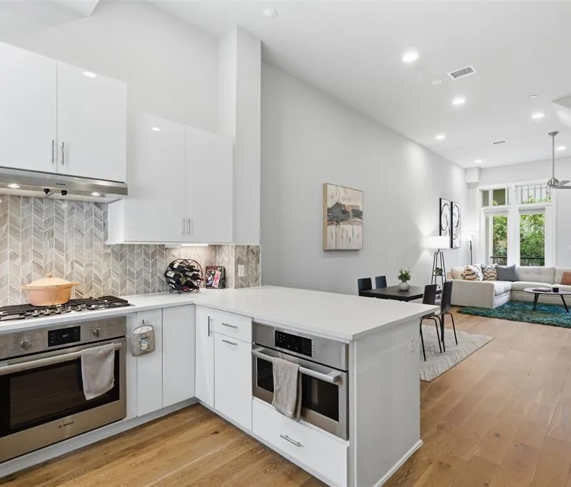 381 E Greenbriar Lane # 1002, Dallas TX 75203