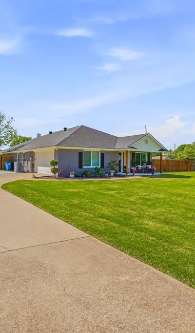 210 Southview Drive, Hudson Oaks TX 76087 - Photo 2