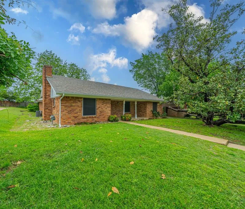 806 E Coral Way, Grand Prairie TX 75051