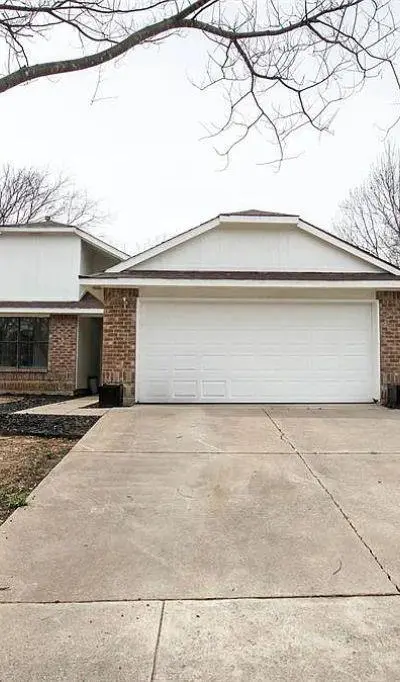 4002 Blueridge Court, Arlington TX 76016 - Photo 2