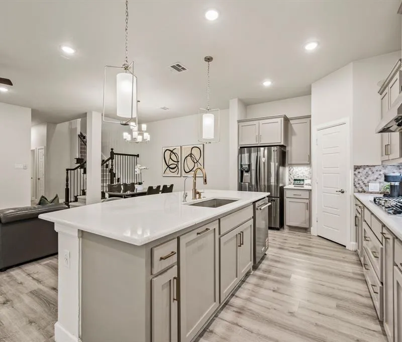 612 Courtyard Lane, Irving TX 75039