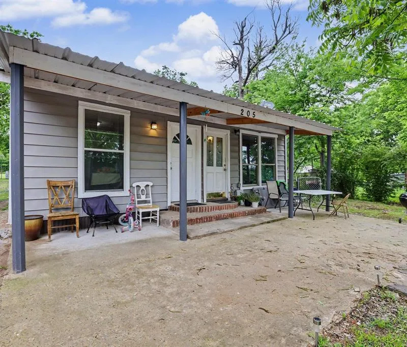 205 S Main Street, Bonham TX 75418