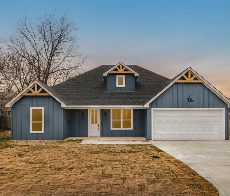 621 Oaklawn Drive, River Oaks TX 76114