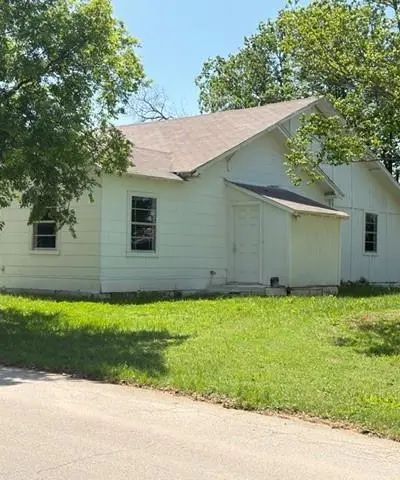 902 Thompson, Jacksboro TX 76458 - Photo 2