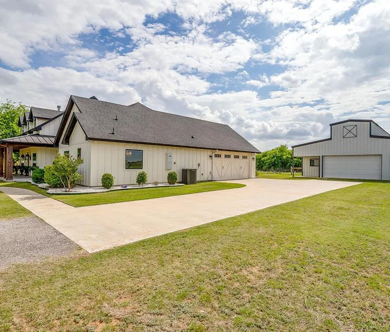 1621 County Road 1123, Godley TX 76044