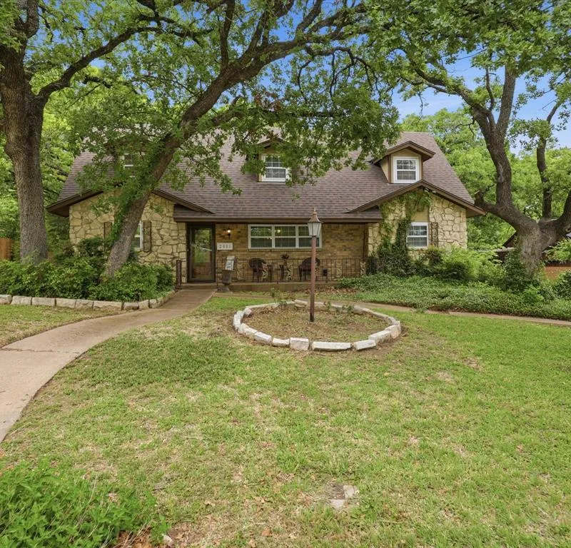 2801 Oak Cliff Lane, Arlington TX 76012