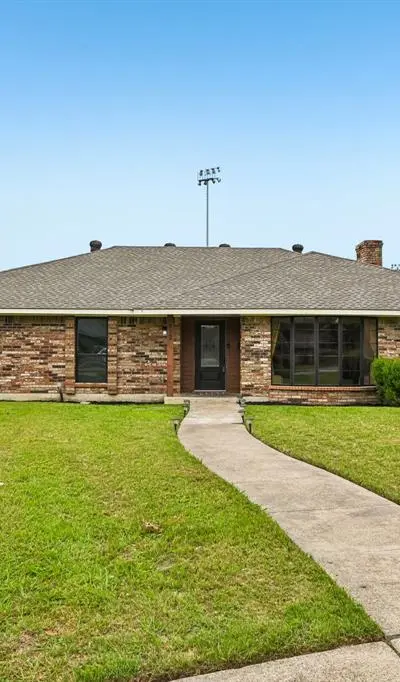 813 Oakbluff Drive, Lancaster TX 75146 - Photo 2