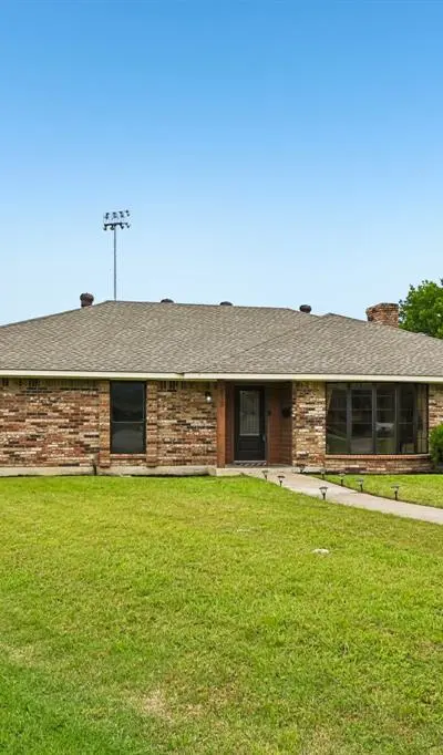 813 Oakbluff Drive, Lancaster TX 75146 - Photo 3