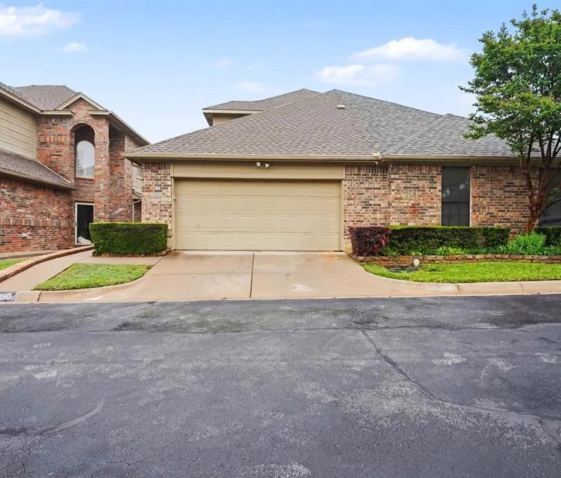 1230 Woodland Park Drive, Hurst TX 76053