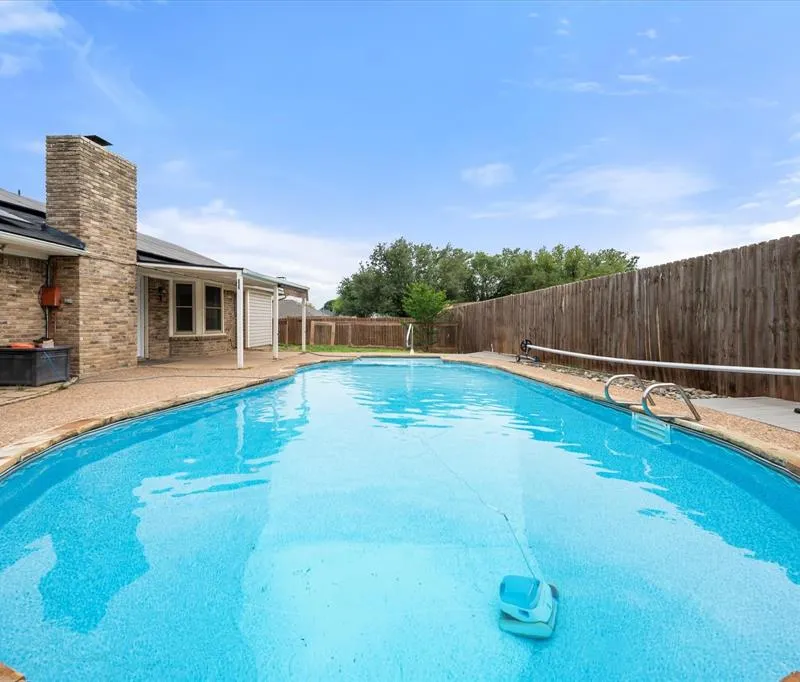 213 Meadowhill Drive, Benbrook TX 76126