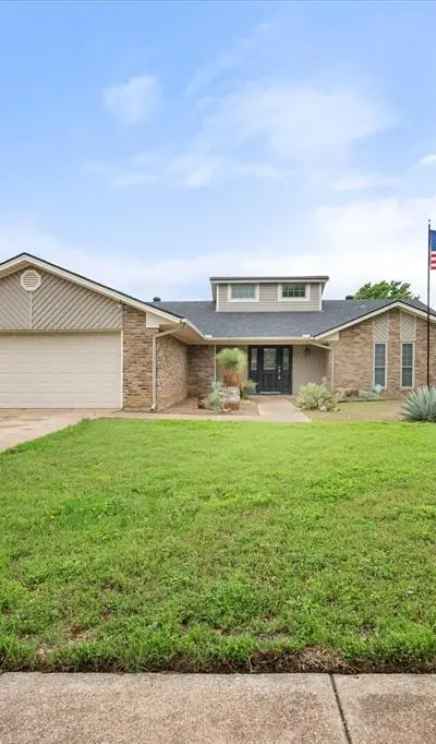 213 Meadowhill Drive, Benbrook TX 76126 - Photo 5