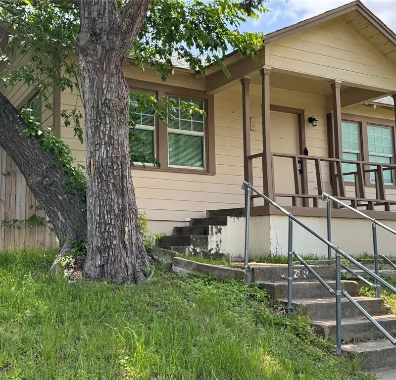1208 E Magnolia Avenue, Fort Worth TX 76104