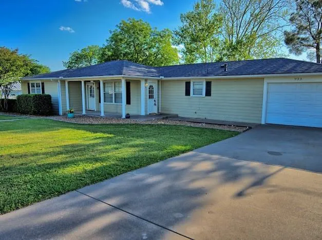 933 N Main Street, Muenster TX 76252