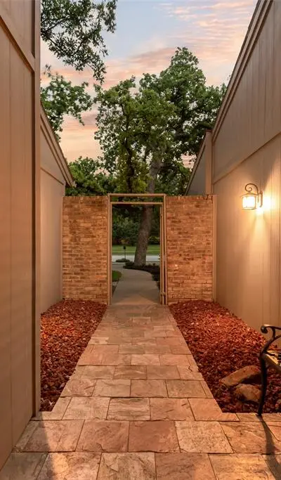 435 W Northgate Drive, Irving TX 75062 - Photo 3