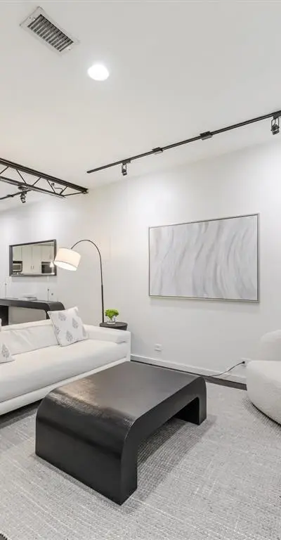 4242 Buena Vista Street # 21, Dallas TX 75205