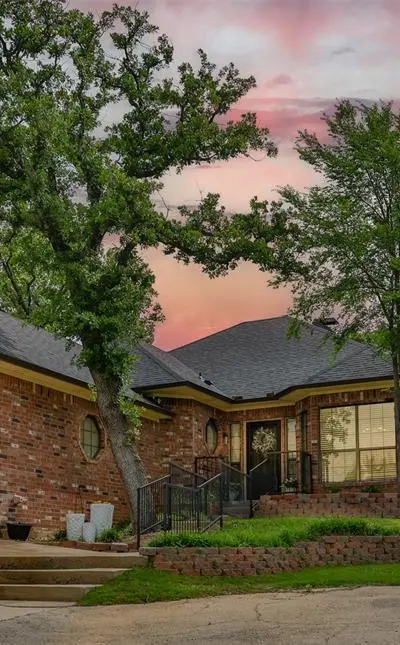 205 Kiowa Drive E, Gainesville TX 76240 - Photo 2