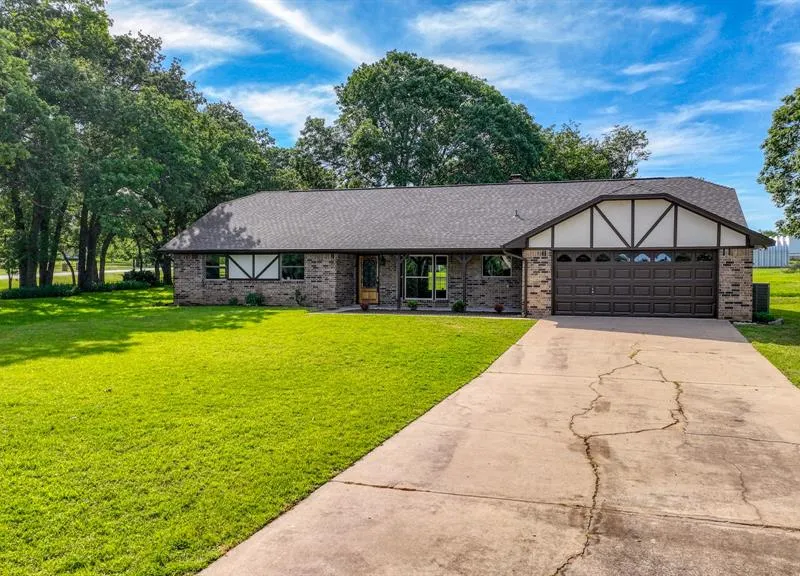 101 Meadow Court, Weatherford TX 76086