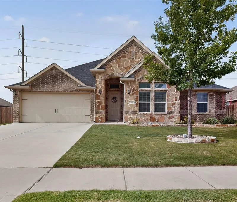 1522 Grassy Meadows Drive, Burleson TX 76058